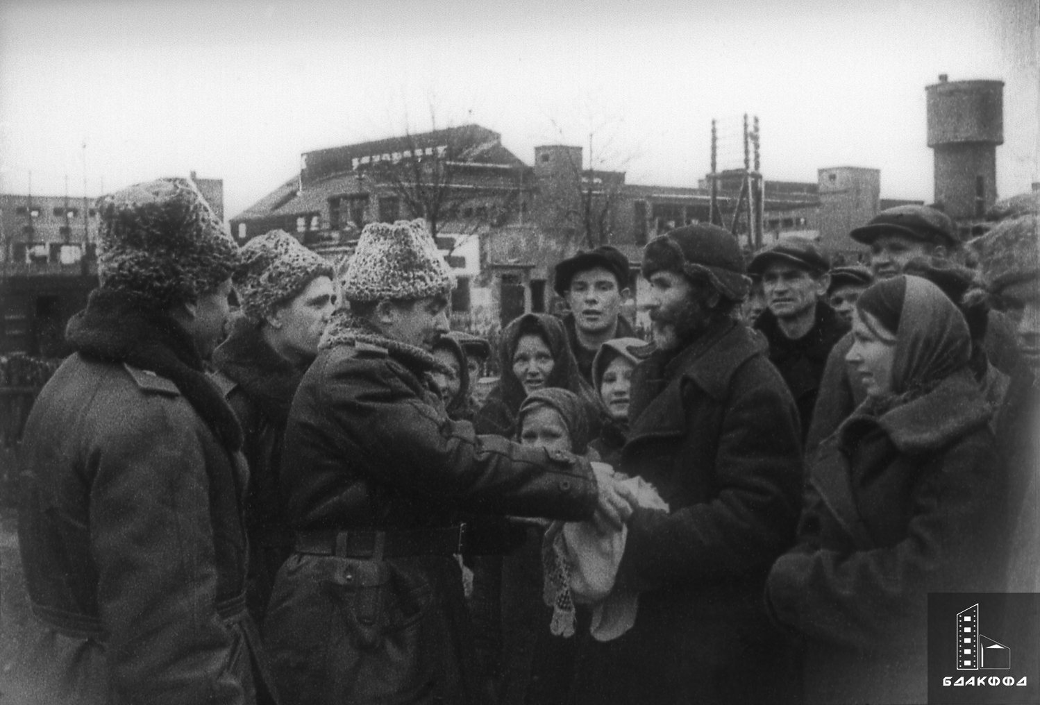 Жители г. Гомеля встречают с хлебом-солью воинов Красной армии. На переднем плане – командующий 11 армией, генерал-лейтенант И.И.Федюнинский-стр. 0